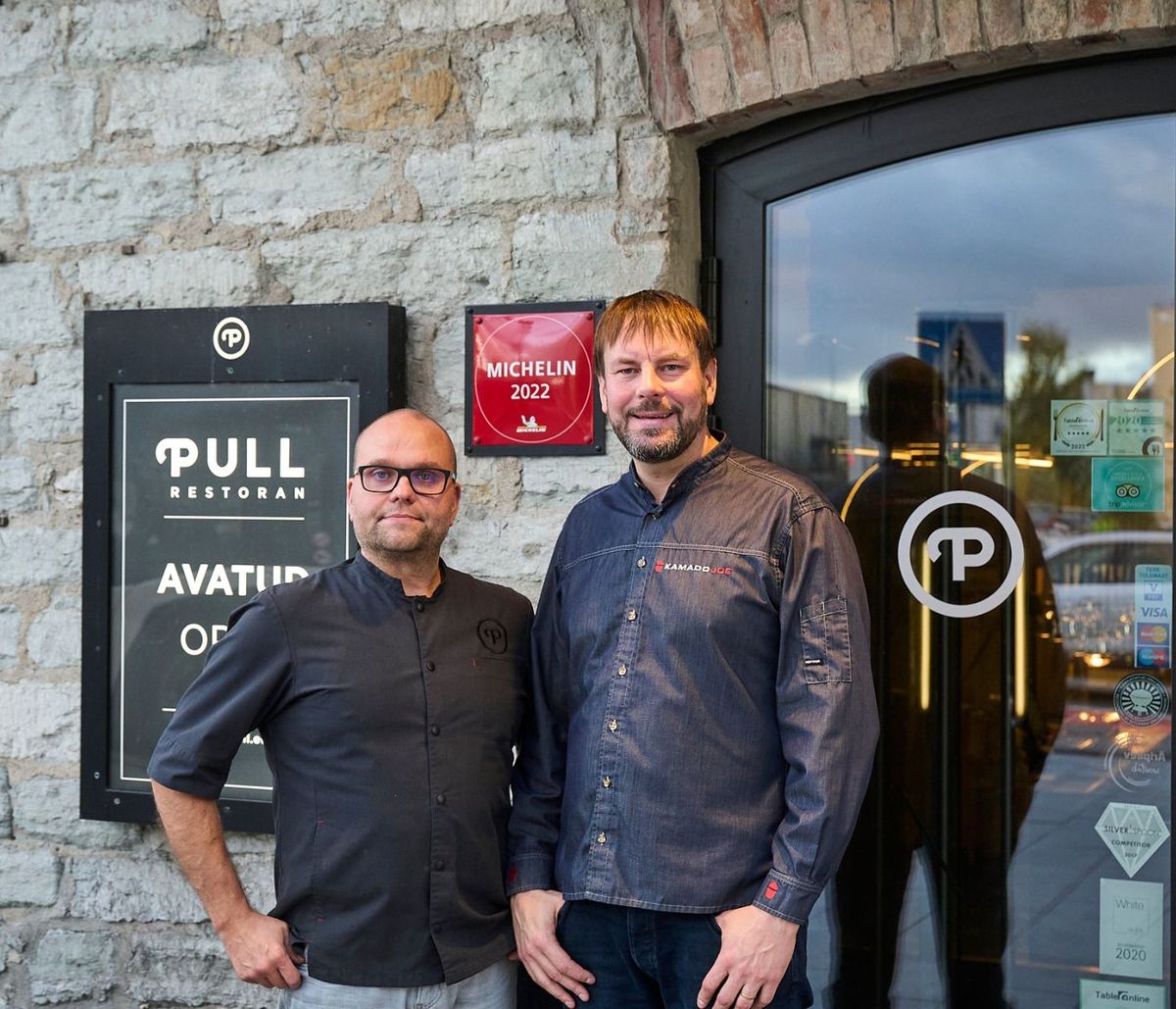 Restoran Pulli omanikud Andres Tuule ja Enn Tobreluts restorani ees